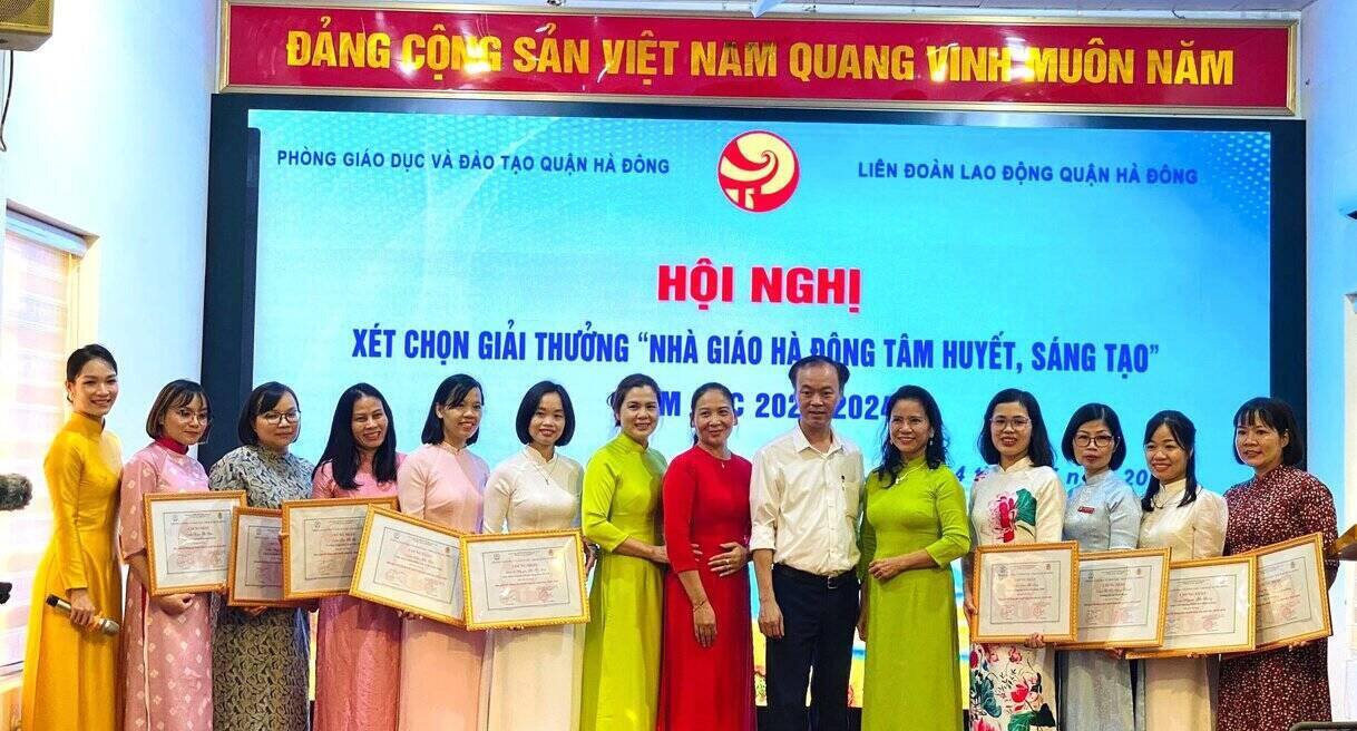 Trao Giải thưởng và công nhận “Nhà giáo tâm huyết, sáng tạo" của quận Hà Đông. Ảnh: CĐQ