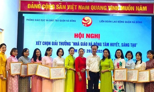 Trao Giải thưởng và công nhận “Nhà giáo tâm huyết, sáng tạo" của quận Hà Đông. Ảnh: CĐQ