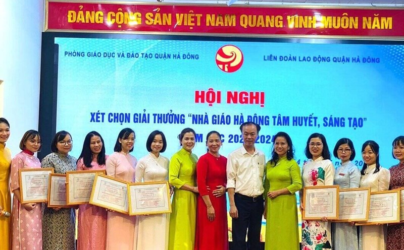 Trao Giải thưởng và công nhận “Nhà giáo tâm huyết, sáng tạo" của quận Hà Đông. Ảnh: CĐQ
