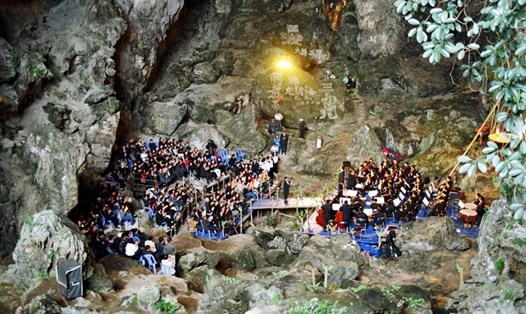 Buổi hòa nhạc đầu tiên trong hang Đầu Gỗ vào tháng 11.2005. Ảnh: Đoàn Đức Chính