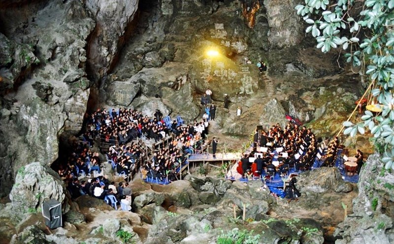 Buổi hòa nhạc đầu tiên trong hang Đầu Gỗ vào tháng 11.2005. Ảnh: Đoàn Đức Chính