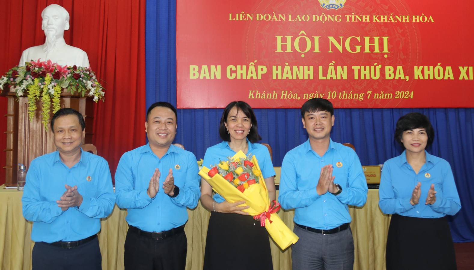 Thường trực LĐLĐ tỉnh Khánh Hòa chúc mừng bà Nguyễn Thị Ngọc Hà - Trưởng Ban Tổ chức - Kiểm tra, LĐLĐ tỉnh được bầu vào Ban Thường vụ khóa XI, nhiệm kỳ 2023-2028. Ảnh: Phương Linh