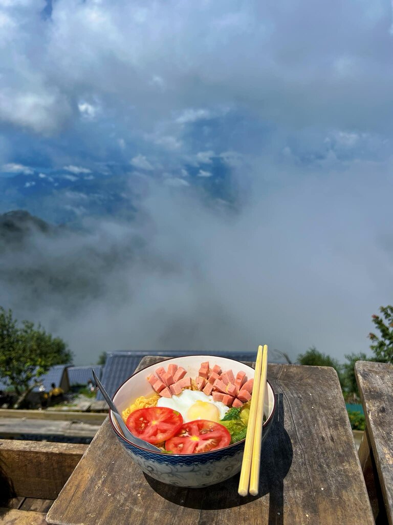 Enjoying instant noodles on Ta Xua is one of the experiences that any tourist must experience once. Photo: Ta Thi Thuy