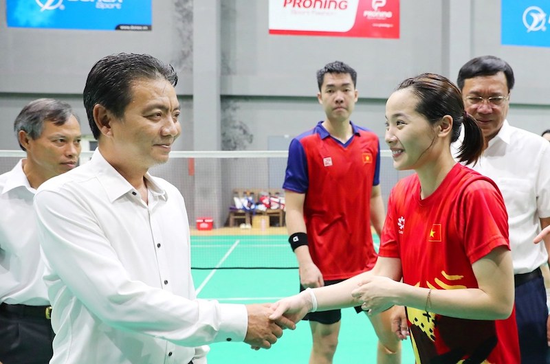 Thứ trưởng Bộ Văn hóa Thể thao và Du lịch Hoàng Đạo Cương động viên Thùy Linh và Đức Phát trước khi lên đường dự Olympic 2024. Ảnh: Trần Huấn