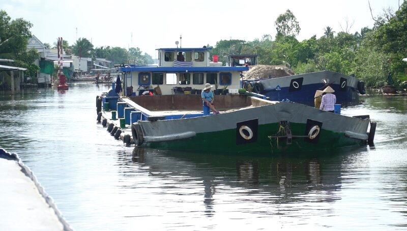 Sà lan cát biển đã về đến chân công trình cao tốc Cần Thơ - Hậu Giang - Cà Mau. Ảnh: Nhật Hồ