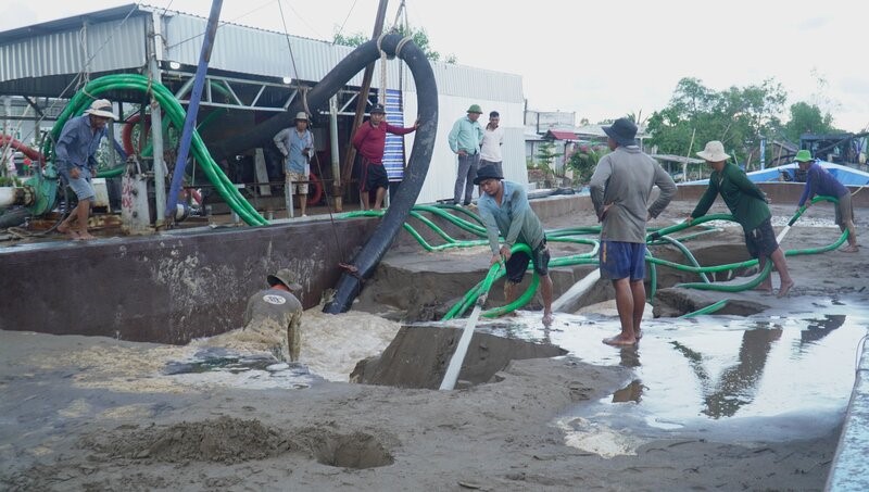 Tích cực bơm cát từ sà lan đến các ống dẫn vào công trình cao tốc Cần Thơ - Hậu Giang - Cà Mau tại điểm cuối tỉnh Cà Mau. Ảnh: Nhật Hồ