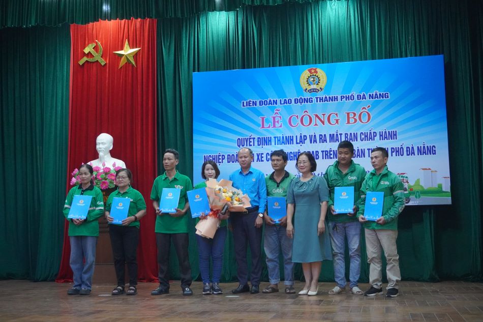 Trao quyết định thành lập Ban Chấp hành Nghiệp đoàn lái xe công nghệ Grab TP Đà Nẵng. Ảnh: Văn Trực