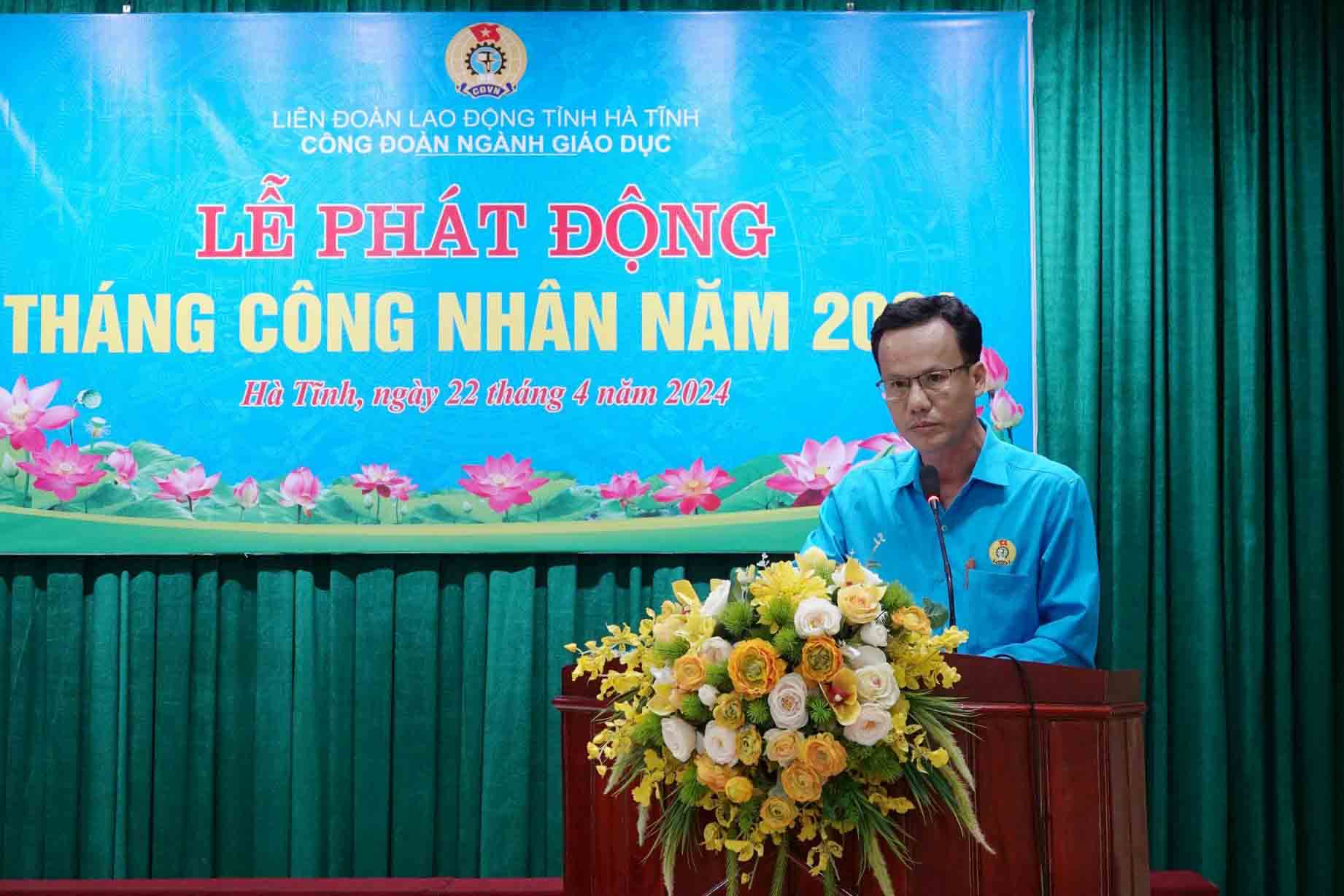 Thầy Nguyễn Văn Nguyệt - Chủ tịch CĐCS Trường THPT Kỳ Anh tham luận tại lễ phát động Tháng Công nhân năm 2024 của Công đoàn ngành Giáo dục Hà Tĩnh. Ảnh: Công Minh.