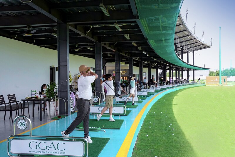 Thỏa đam mê cùng những cú swing tại The Global Golf Academy & Club. Đây không chỉ là nơi giải trí cho các bậc phụ huynh, mà còn là nơi huấn luyện, ươm mầm cho các tài năng trẻ đam mê bộ môn golf với đội ngũ huấn luyện viên sở hữu chứng chỉ quốc tế.