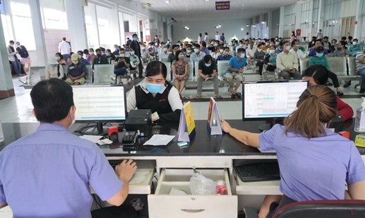 Hành khách mua vé tàu tại Ga Sài Gòn. Ảnh: Minh Quân