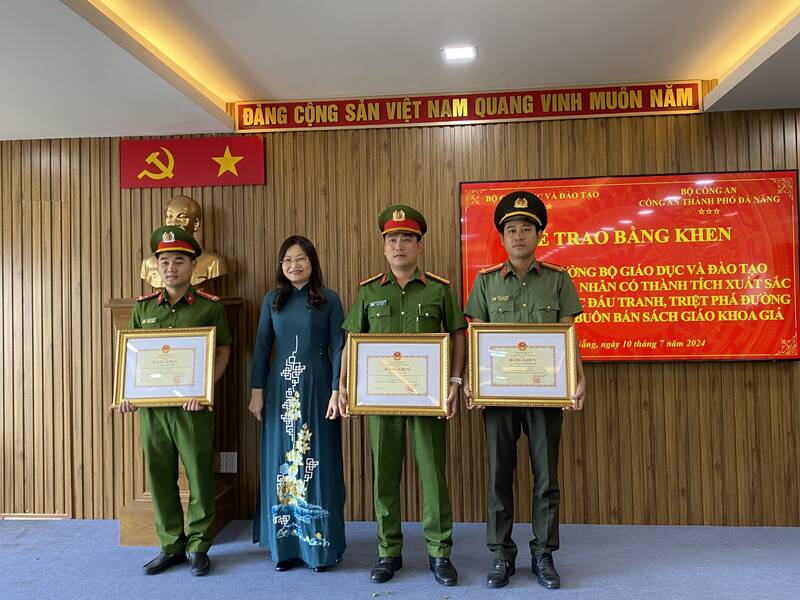 Cá nhân, tập thể thuộc lực lượng Công an TP Đà Nẵng đã có thành tích xuất sắc trong việc triệt phá đường dây sản xuất, buôn bán sách giáo khoa giả. Ảnh: Mỹ Linh