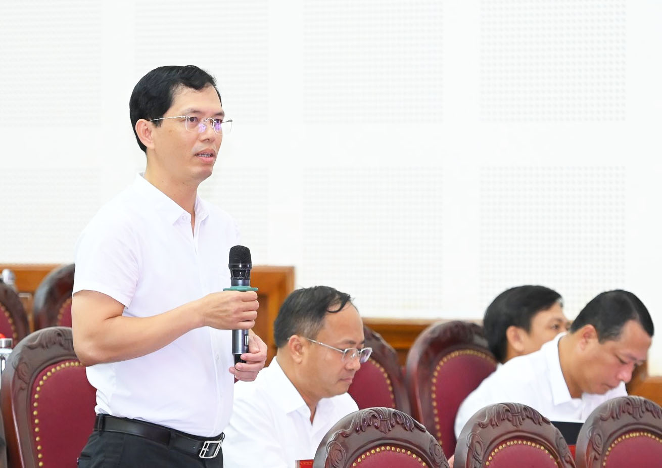 Giám đốc Sở Tài chính Nghệ An Trịnh Thanh Hải phát biểu tại kỳ họp HĐND tỉnh chiều 10.7. Ảnh: Thành Cường