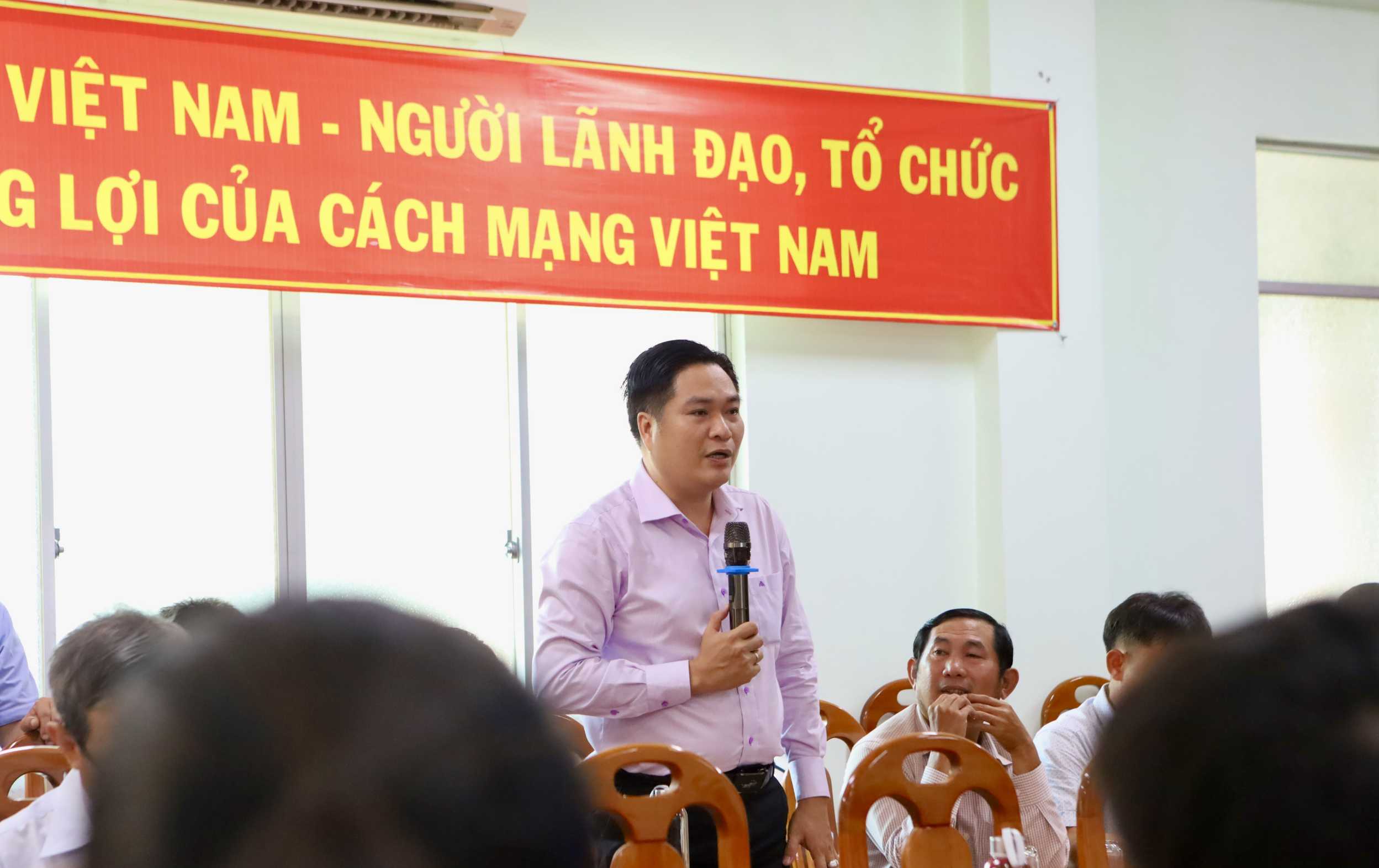 Đại diện các đội bóng trao đổi với Ban tổ chức về những khó khăn đặc thù, cần tạo điều kiện để tham gia giải đấu. Ảnh: Duy Tuấn 