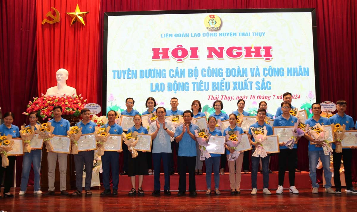 Lãnh đạo LĐLĐ tỉnh Thái Bình và UBND huyện Thái Thụy trao khen thưởng cho các cá nhân tiêu biểu. Ảnh: Bá Mạnh