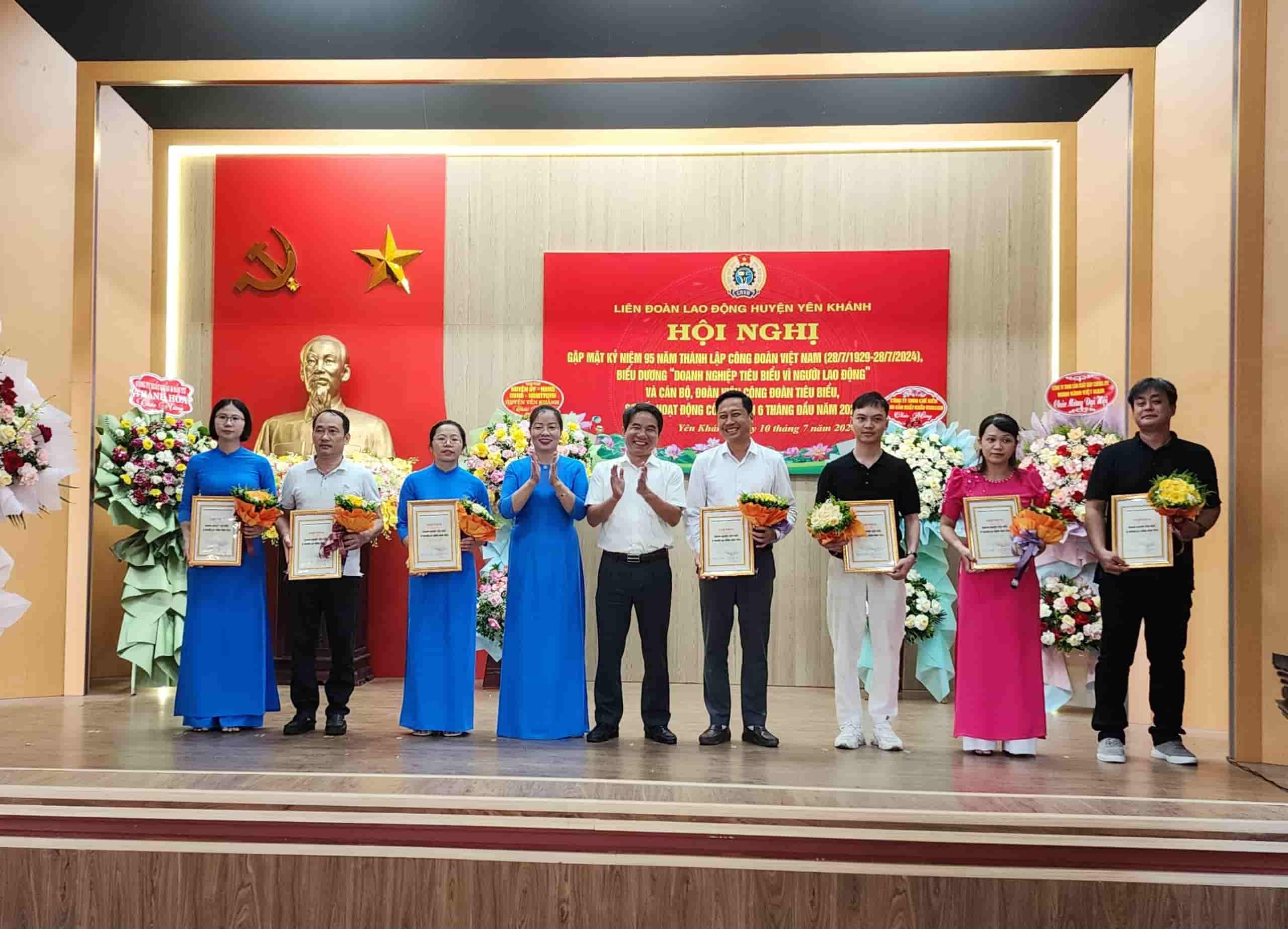 LĐLĐ huyện Yên Khánh cũng đã tôn vinh 7 doanh nghiệp tiêu biểu vì người lao động. Ảnh: Nguyễn Trường