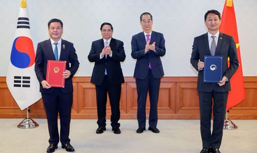 Ủy viên Bộ Chính trị, Thủ tướng Chính phủ Phạm Minh Chính và Thủ tướng Hàn Quốc Han Duck Soo chứng kiến trao Bản ghi nhớ về thực hiện mục tiêu kim ngạch thương mại song phương 150 tỉ USD. Ảnh: VGP