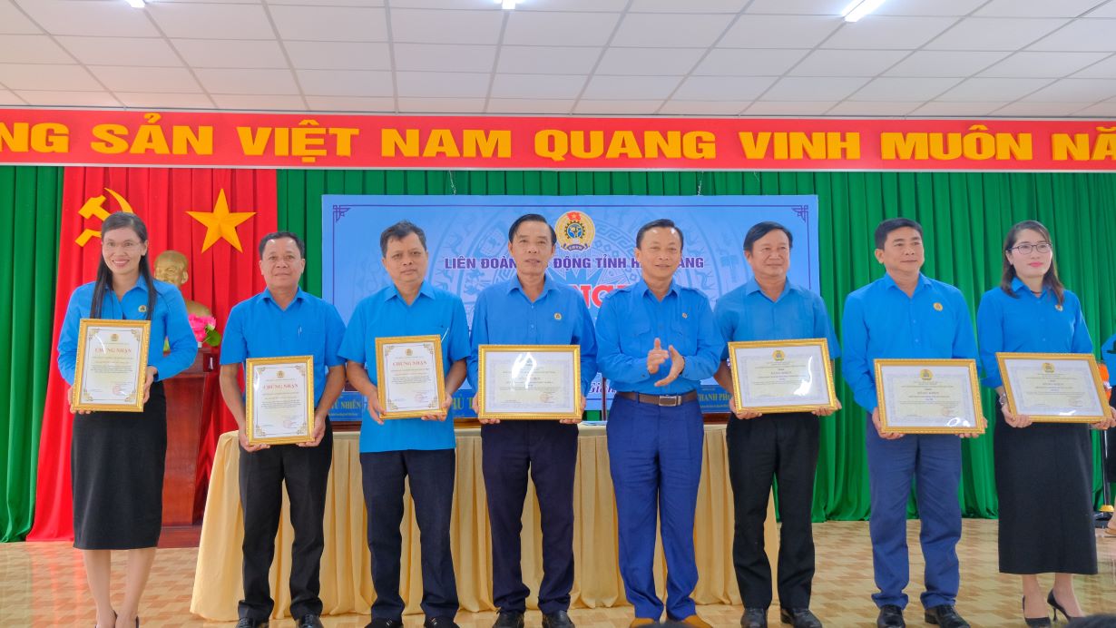 Dịp này LĐLĐ tỉnh Hậu Giang tổ chức trao thưởng cho các cá nhân, tập thể có thành tích xuất sắc trong 6 tháng đầu năm. Ảnh: Bích Ngọc