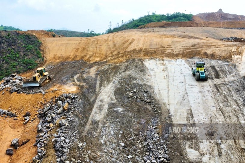 Đến nay, sau hơn 6 tháng chính thức triển khai, một đại công trường đã hình thành với hàng trăm công nhân và các thiết bị máy móc được huy động để san núi, bạt đồi tạo mặt bằng và hình thô cho sân golf.