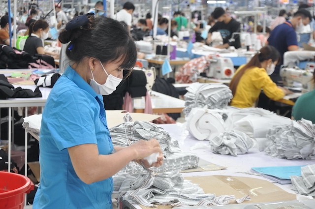 Lương tối thiểu vùng áp dụng cho người lao động làm việc theo hợp đồng lao động tăng từ 1.7.2024. Ảnh: Quế Chi 