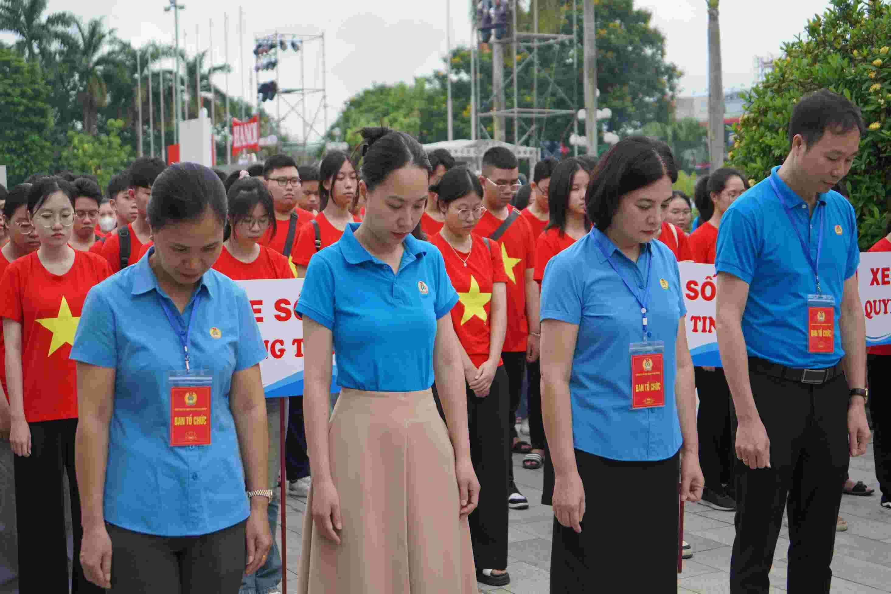 Các đại biểu thành kính dâng hương tưởng niệm đồng chí Nguyễn Đức Cảnh. Ảnh: Mai Dung