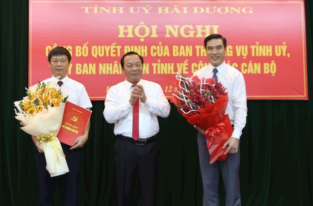 Phó Bí thư Thường trực Tỉnh ủy Hải Dương Lê Văn Hiệu chúc mừng 2 cán bộ vừa được bổ nhiệm. Ảnh: Haiduong.gov.vn

