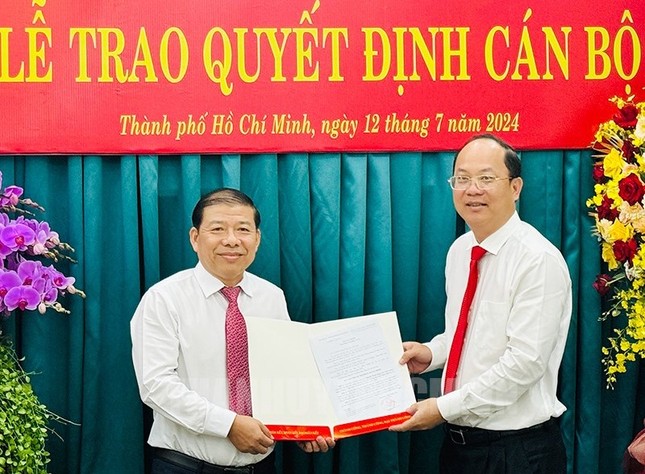 Permanent Deputy Secretary of Ho Chi Minh City Party Committee Nguyen Ho Hai (right) handed over the decision to Mr. Nguyen Thanh Sang. Photo: Ho Chi Minh City Party Committee