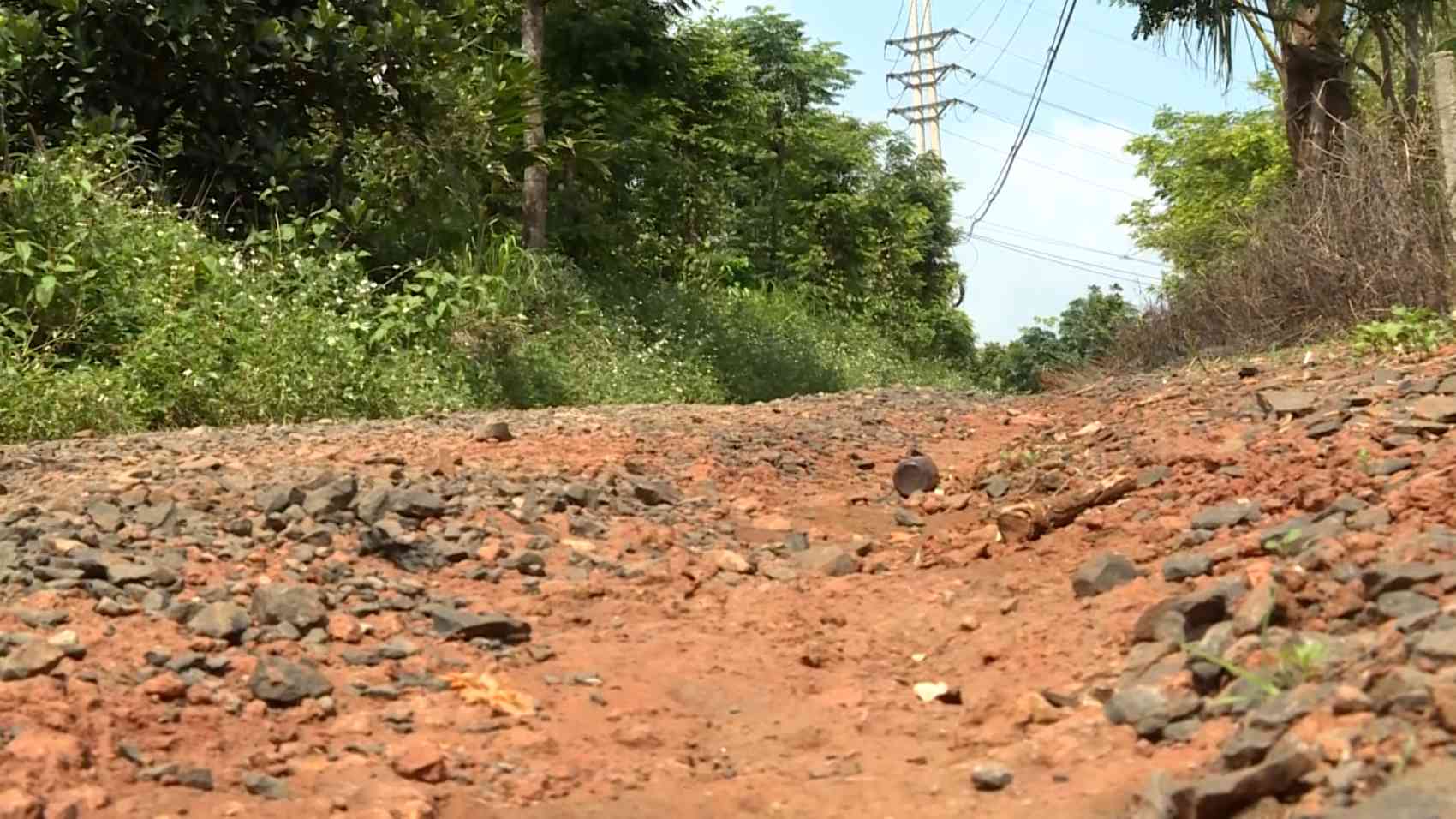 Mặt đường vào dự án điện gió ở Đắk Nông chỉ còn lớp đá dăm trơ trọi, mặt đường có nhiều rãnh sâu, gây nguy hiểm cho người tham gia giao thông. Ảnh: Đặng Dương