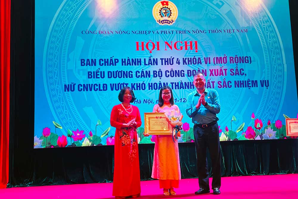 Trao khen thưởng cho nữ đoàn viên, công nhân viên chức lao động xuất sắc. Ảnh: Kiều Vũ