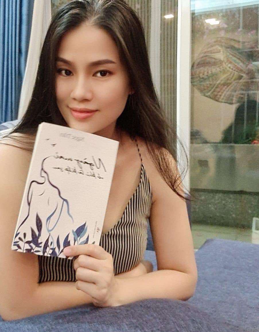 Tác giả Ngọc Trần với tác phẩm "Ngày mai có khi là kiếp sau". Ảnh: NVCC