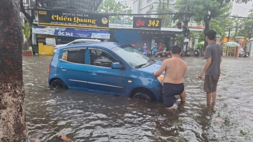 Xe máy hay ô tô đều không thoát cảnh khổ vì ngập. Ảnh: Xuân Nhi