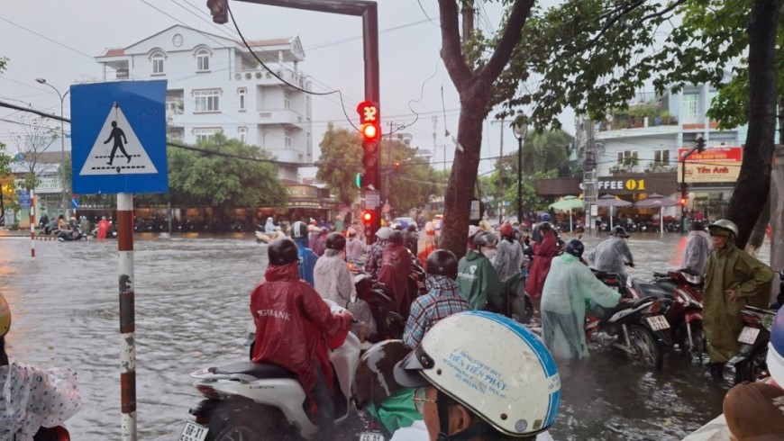 Nhiều xe bị chết máy do ngập nước, người dân đành đậu tạm trên lề. Ảnh: Xuân Nhi