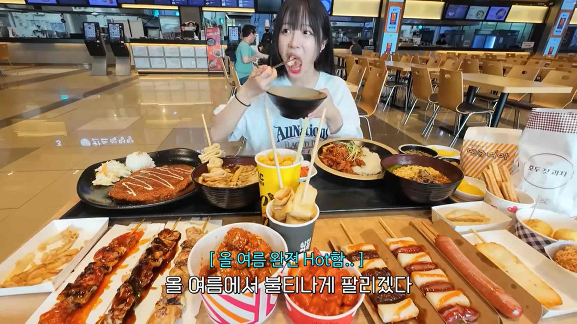 Tzuyang được mệnh danh là “thánh mukbang” với những video ăn uống thu hút hàng triệu lượt xem. Ảnh: Chụp màn hình