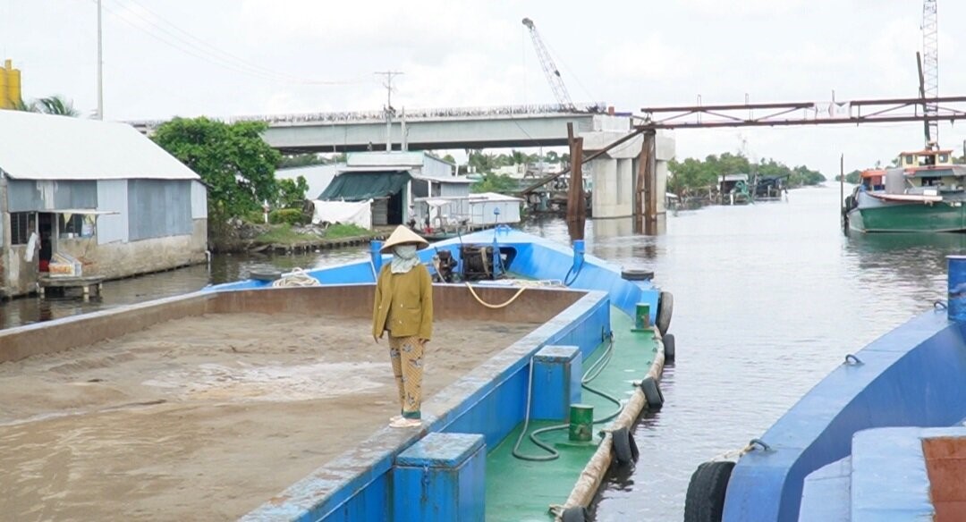 Theo chia sẻ của ông Kiều Quốc Thanh, tài công chạy sà lan chở cát biển đầu tiên về Cà Mau, thời gian chạy sà lan từ cửa biển Trần Đề vào đến công trình là khoảng 24 giờ.