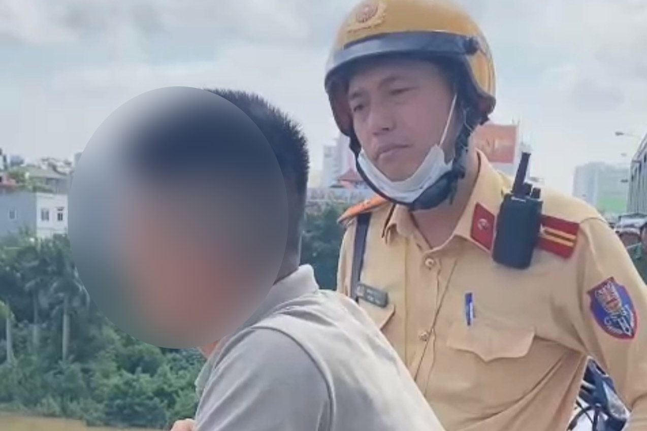 Cảnh sát khuyên ngăn nam thanh niên trên cầu Chương Dương. Ảnh: Người dân cung cấp