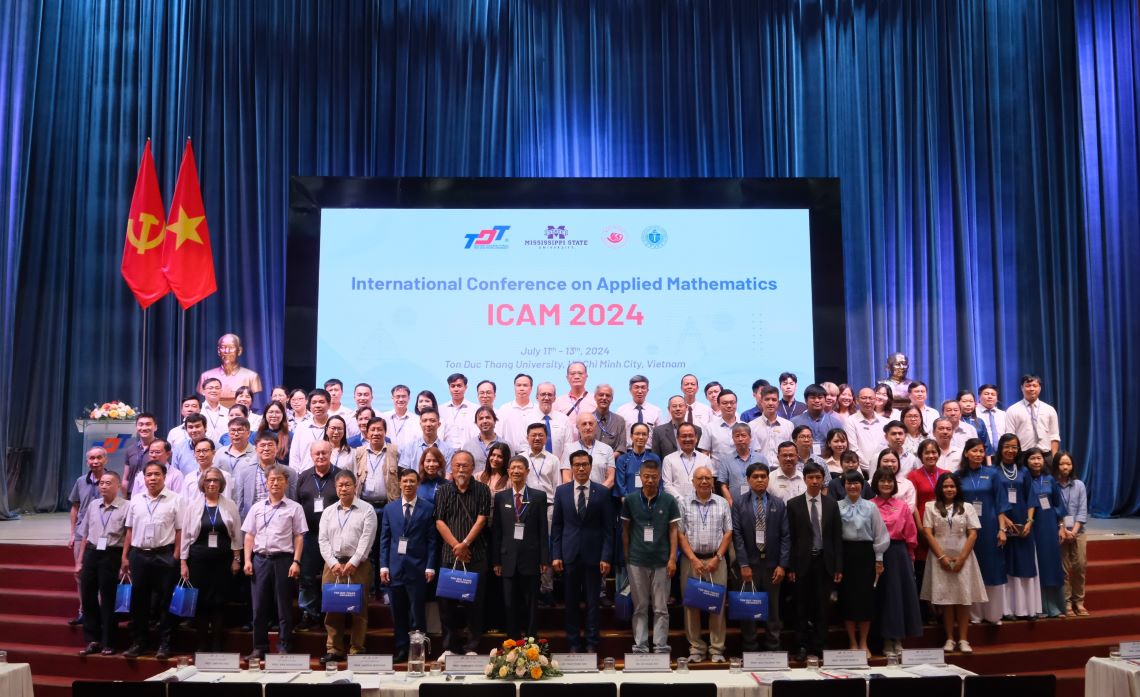 Các nhà Toán học, đại biểu tham dự hội thảo. Ảnh: Thục Trâm