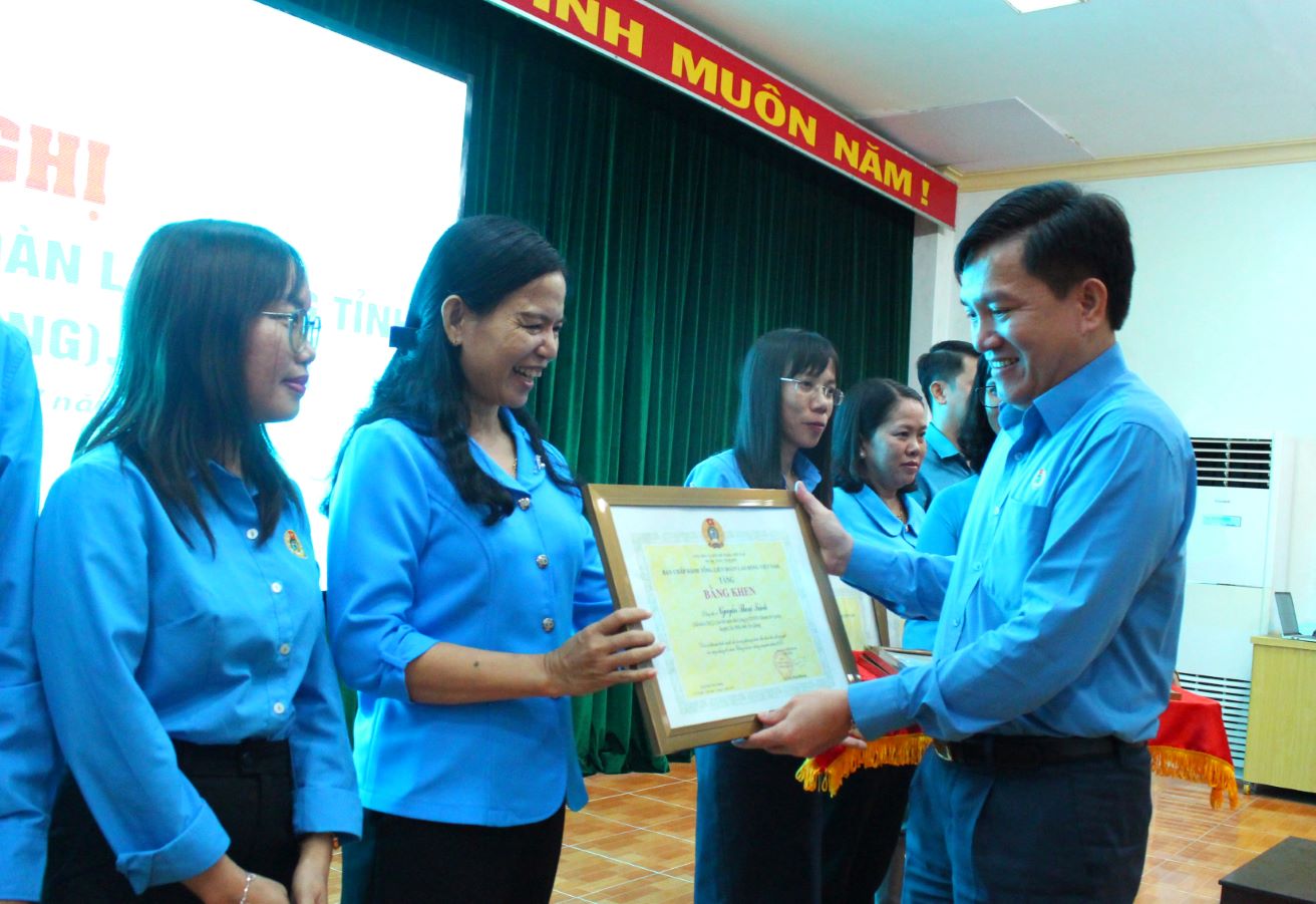 Phó Chủ tịch Tổng Liên đoàn lao động Việt Nam Nguyễn Xuân Hùng trao Bằng khen Tổng Liên đoàn lao động cho các cá nhân đạt thành tích xuất sắc   trong các lĩnh vực, trong đó có công tác đại diện, chăm lo, bảo vệ đoàn viên, người lao động. Ảnh: Lục Tùng  