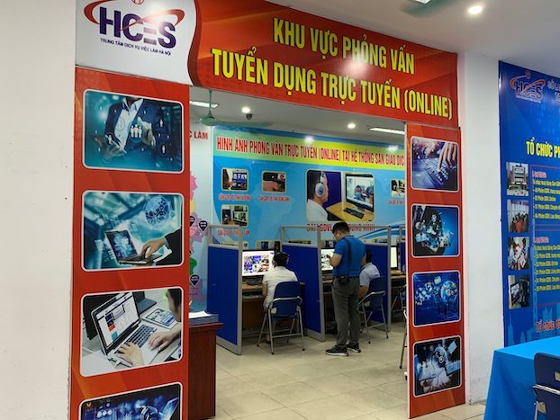 Khu vực phỏng vấn tuyển dụng trực tuyến tại Sàn Giao dịch việc làm Hà Nội. Ảnh: Minh Thương