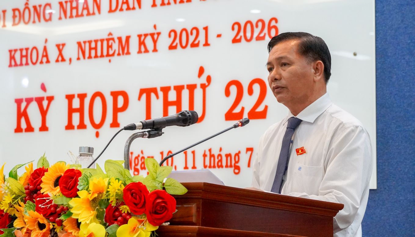 Ông Trần Văn Lâu - Chủ tịch UBND tỉnh Sóc Trăng trả lời kiến nghị của cư tri. Ảnh: Phương Anh