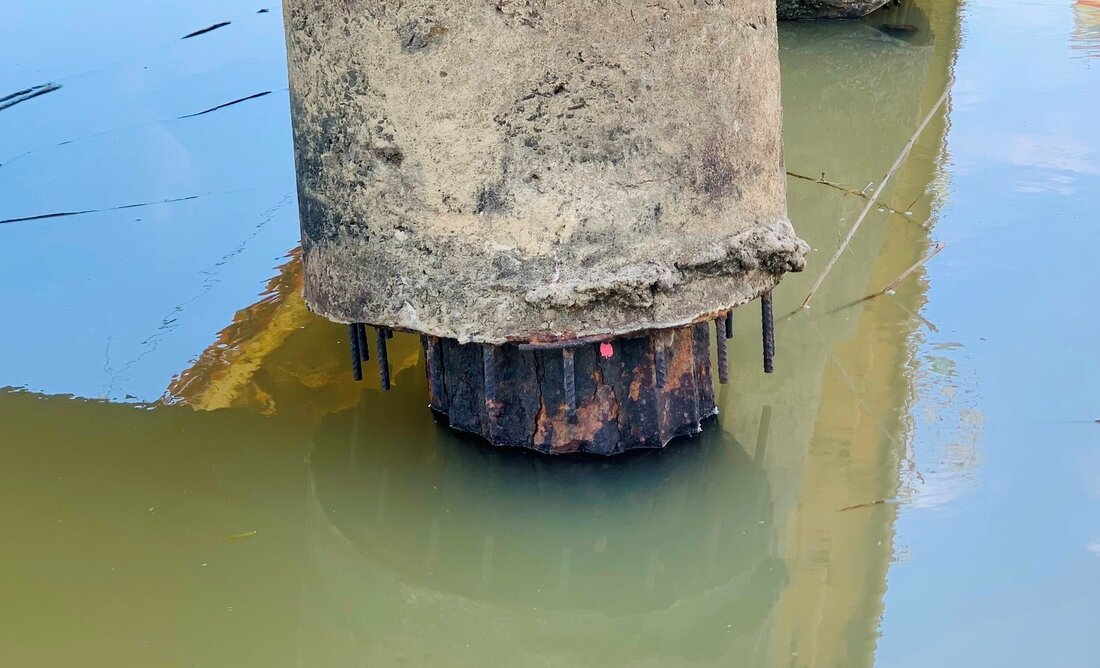 Hệ thống móng cọc bê tông bị vỡ làm lộ lõi sắt. Ảnh: Viên Nguyễn