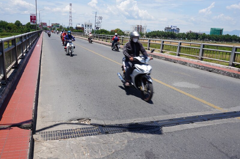 Cầu Trà Khúc đã được sửa chữa nhiều lần nhưng hiện đã xuống cấp nghiêm trọng. Ảnh: Viên Nguyễn