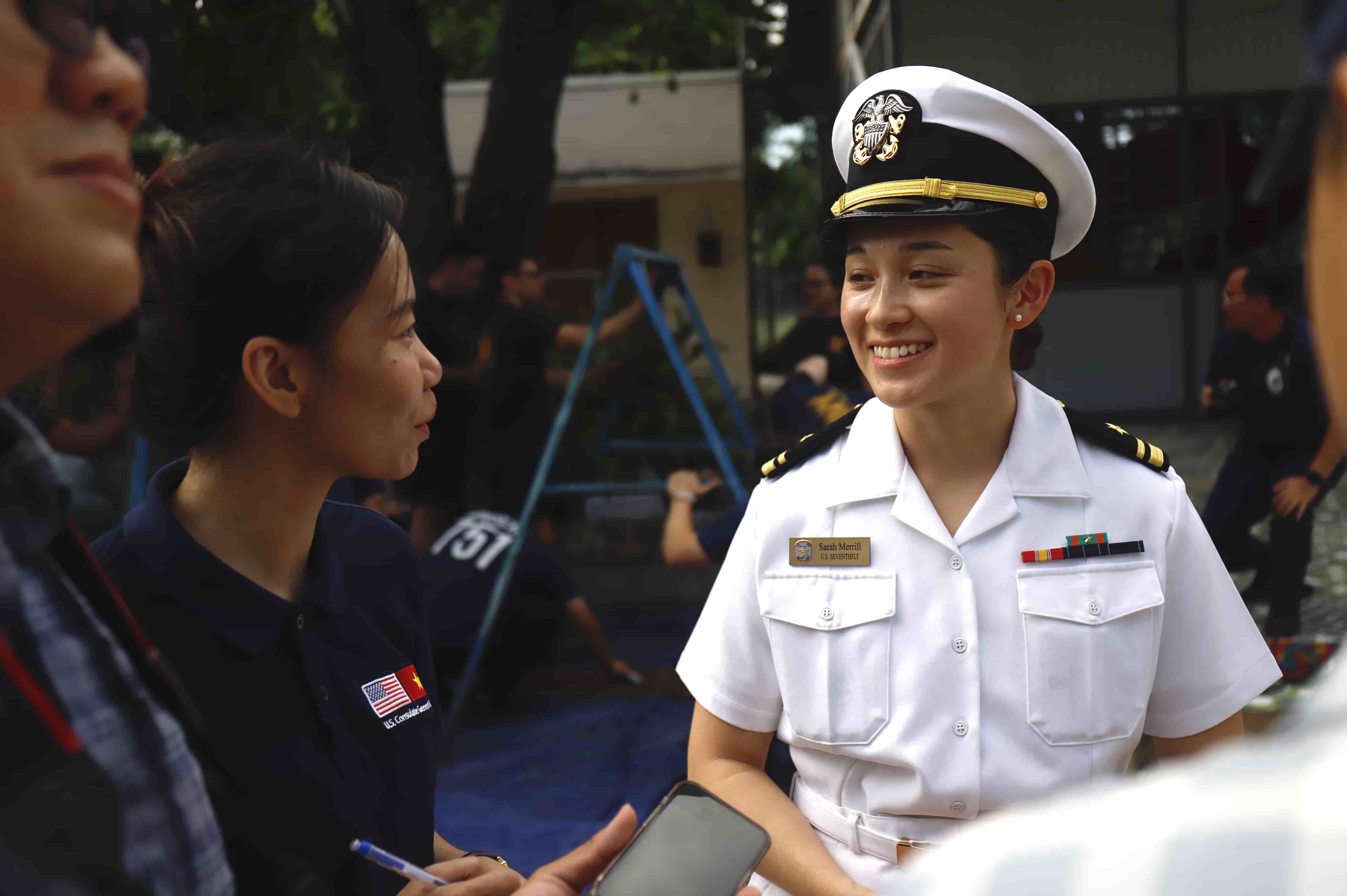 Trung úy Sarah Merrill, Phòng Văn hoá thông tin, Hạm đội 7 Hoa Kỳ chia sẻ với báo chí về chuyến thăm vừa rồi. Ảnh: Hữu Long