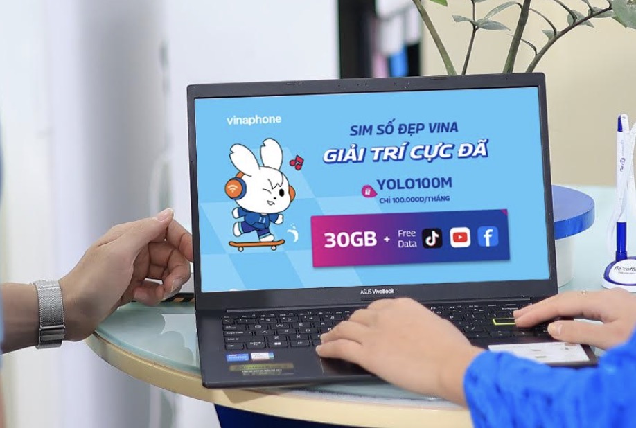 Với những gói cước data của các nhà mạng, Gen Z tha hồ chia sẻ cuộc sống trên các mạng xã hội. Ảnh: VNPT