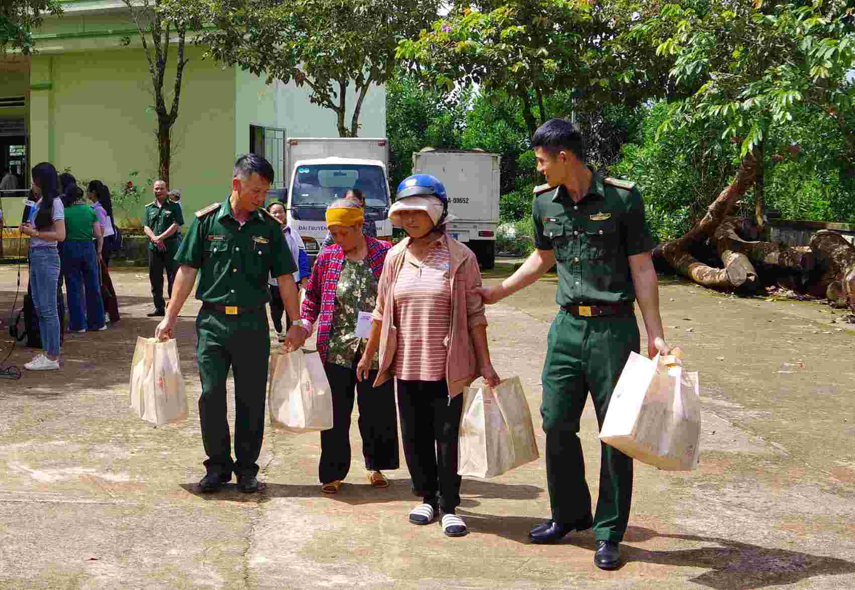 Các phần quà được trao đến tận tay người dân khó khăn ở vùng biên giới Đắk Nông. Ảnh: Văn Hoàn