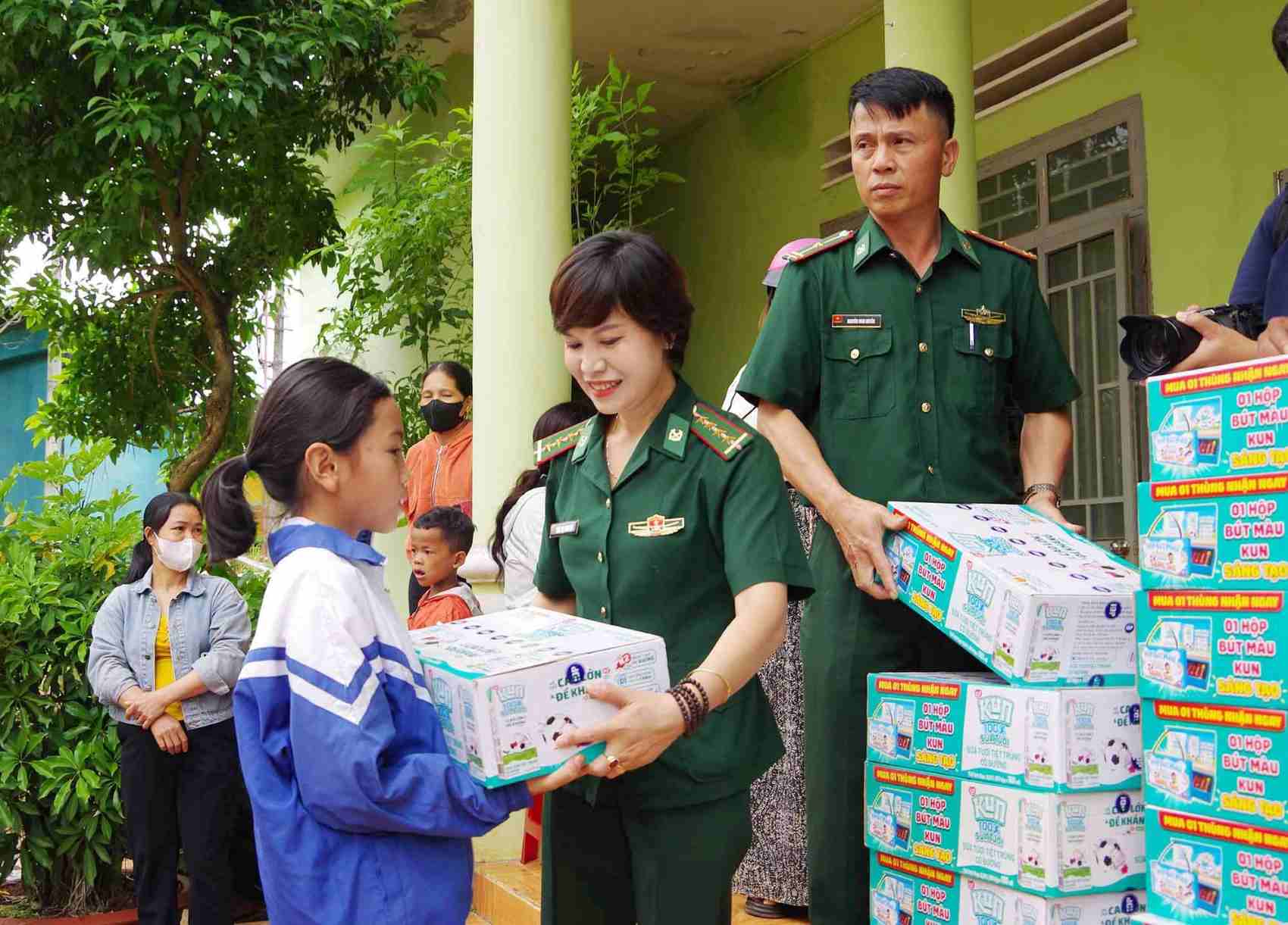 Bộ đội Biên phòng tỉnh Đắk Nông phối hợp với Đài truyền hình thành phố Hồ Chí Minh trao tặng 300 suất quà cho người dân vùng biên giới. Ảnh: Văn Hoàn