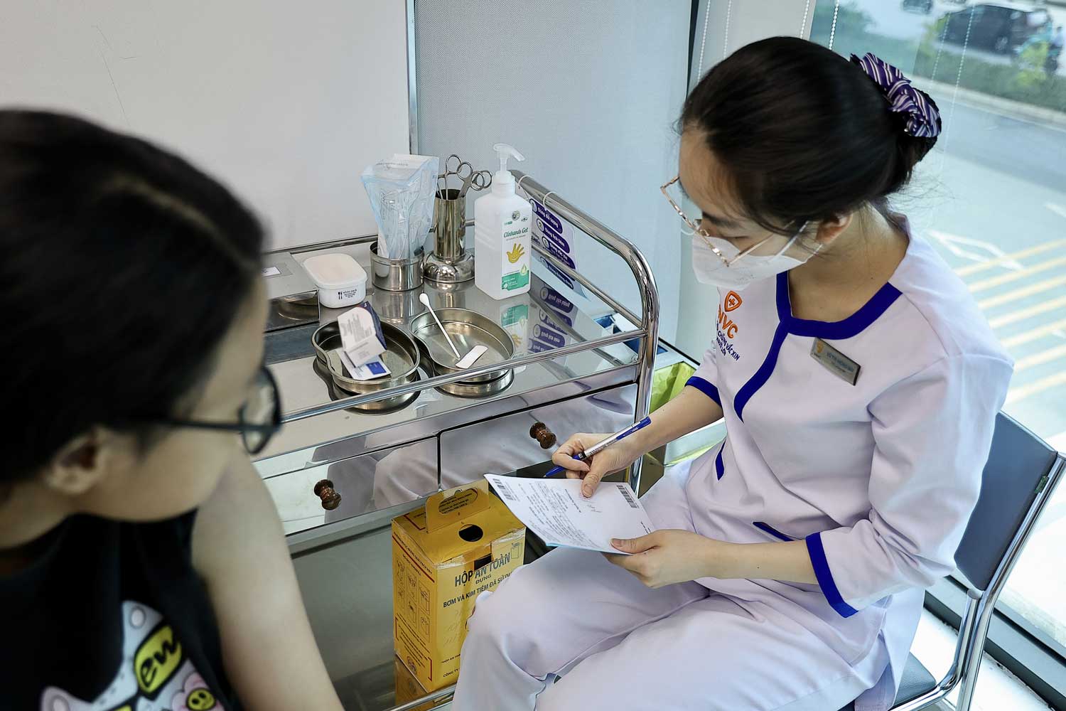  Đội ngũ nhân viên y tế chuẩn bị vaccine bạch hầu kĩ càng. Ảnh: Việt Anh