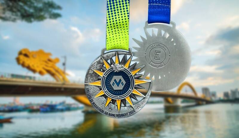 Huy chương dành cho người chiến thắng tại Giải chạy VnExpress Marathon Danang Midnight 2024 tại Đà Nẵng. Ảnh ban tổ chức