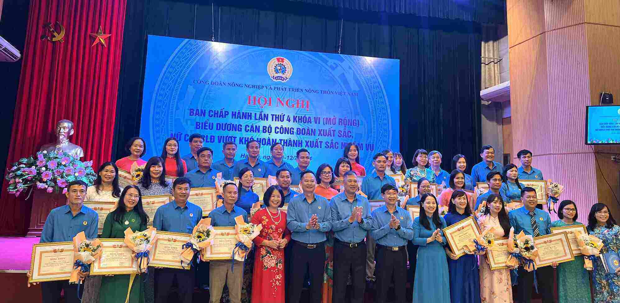 Lãnh đạo Tổng Liên đoàn, Công đoàn Nông nghiệp và Phát triển nông thôn Việt Nam cùng các cán bộ Công đoàn có thành tích xuất sắc. Ảnh: Kiều Vũ