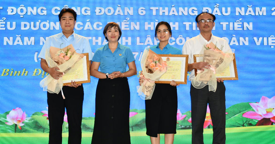 Phó Chủ tịch Thường trực LĐLĐ Bình Định Nguyễn Thị Bích Thủy trao bằng khen của Tổng LĐLĐ Việt Nam cho tập thể, cá nhân xuất sắc của Công đoàn KKT Bình Định. Ảnh: Xuân Nhàn. 