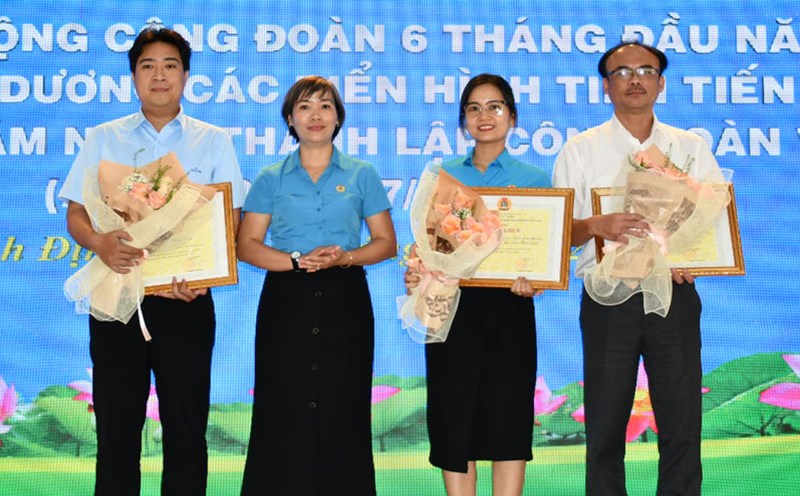 Phó Chủ tịch Thường trực LĐLĐ Bình Định Nguyễn Thị Bích Thủy trao bằng khen của Tổng LĐLĐ Việt Nam cho tập thể, cá nhân xuất sắc của Công đoàn KKT Bình Định. Ảnh: Xuân Nhàn.