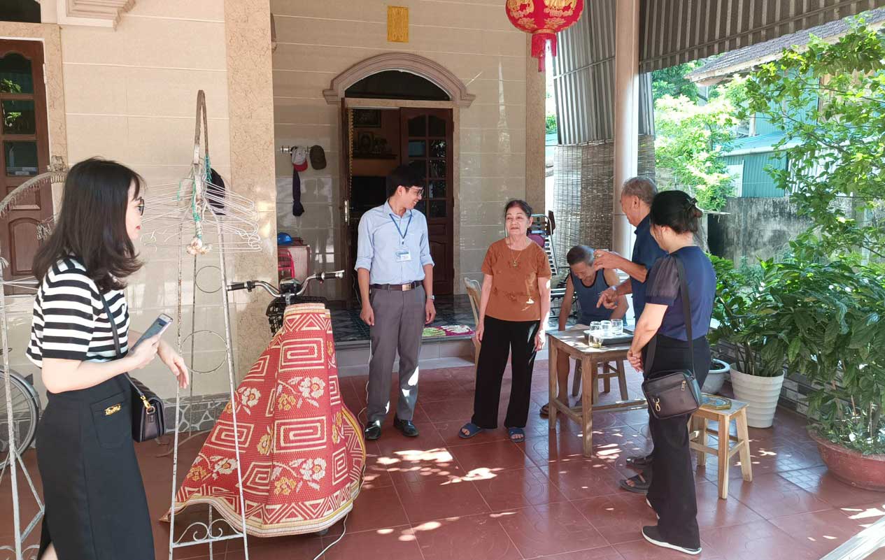 Cán bộ phường Cửa Nam và tổ dân  phố 10 vận động người dân hiến đất mở đường. Ảnh: Quang Đại